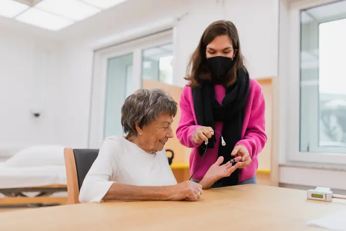Zwei Personen im Living Lab Demenz, die Tests durchführen.