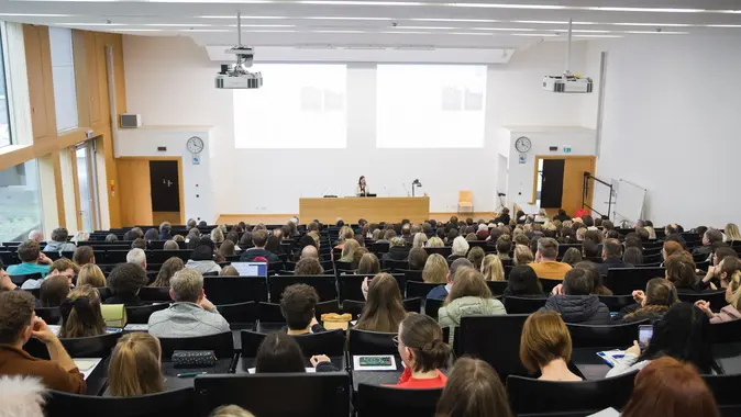 Beim Studieninfotag 2024 kamen zahlreiche Studieninteressierte an die Universität Bamberg und informierten sich in Vorträgen und bei der Infomesse über Studiengänge und weitere Angebote an der Universität Bamberg.