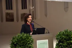 Heather Hofmeister hält eine Rede