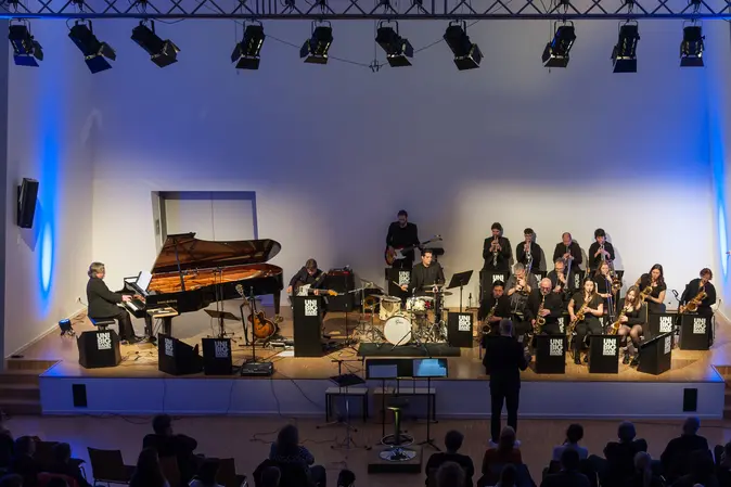 Die Bigband auf der Bühne.