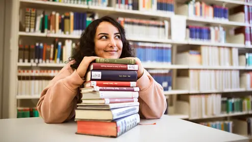 Student with books Studentin in der Bibliothek