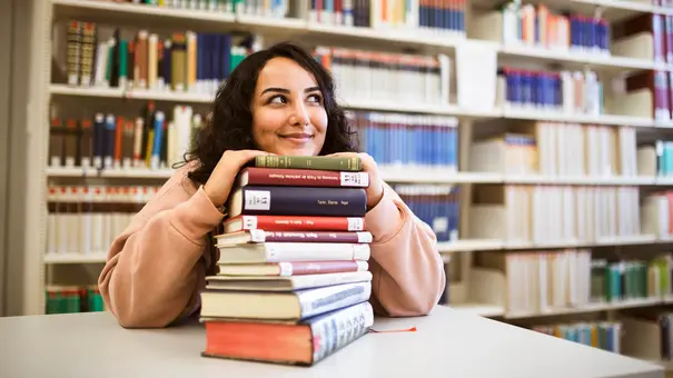 Studentin in der Bibliothek
