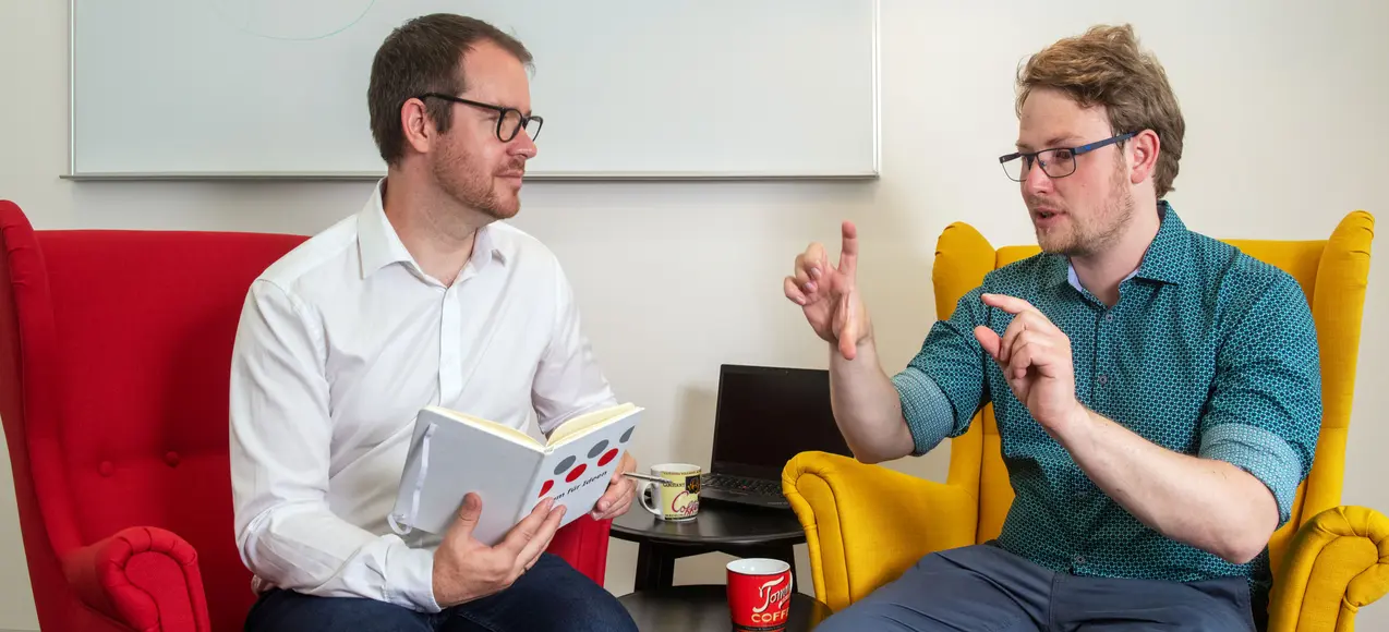 BIG Gründungsberater Sebastian Hillebrand unterstützt einen Gründungsinteressierten in der Ideenkonkretisierung.