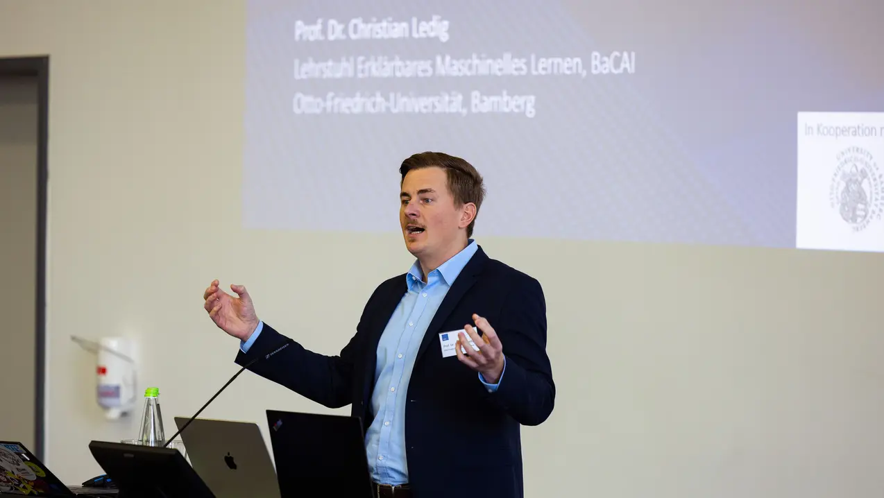 Prof. Dr. Christian Ledig holds a lecture at the Upper Franconian AI symposium