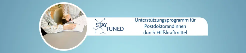 Zu sehen ist ein Banner mit blauem Hintergrund für die Seite von 'StayTuned - Unterstützungsprogramm für Postdoktorandinnen durch Hilfskraftmittel zur Überbrückung schwieriger Phasen'. In einem kreisrunden Bild sind zwei sitzende Frauen zu sehen, wobei eine von ihnen einen Kuli hält, während auf dem Tisch Papiere liegen.