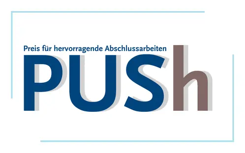 Zu sehen ist das Logo von 'PUSh - Preis der Universitätsgleichstellungsbeauftragten in der Wissenschaft für Studentinnen mit hervorragenden Abschlussarbeiten'. Die Buchstaben 'PUS' sind in dunkelblauer Farbe geschrieben und der Buchstabe 'h' ist in brauner Farbe geschrieben. Über dem Wort 'PUSh' steht der Text 'Preis für hervorragende Abschlussarbeiten'.