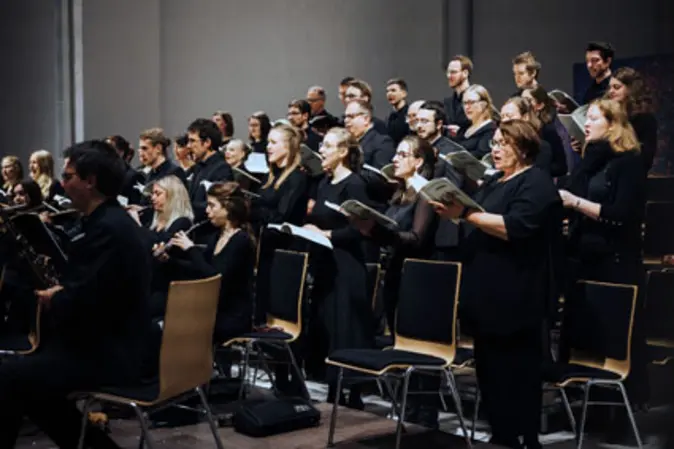 Der Kammerchor der Universität Bamberg beim Singen des Weihnachtsoratoriums.