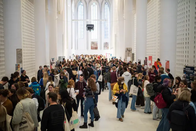 Studerende tummeln dich in der Aula der Universität zur Ersti-Messe