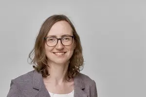 Auf diesem Foto ist die Projektmitarbeiterin Dr. Jeanine Linz mit dem Schwerpunkt Implementation von geschlechtersensiblen Aspekten und Strukturen in der Forschungsförderung abgebildet.