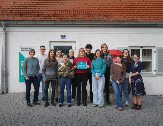 Das Bild zeigt die Gruppe von Studierenden vor dem Museum