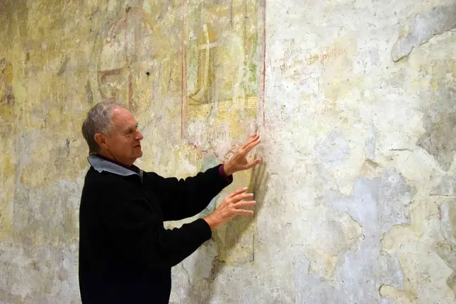 Rainer Drewello erläutert, was auf den mittelalterlichen Wandmalereien in der AULA zu sehen ist.
