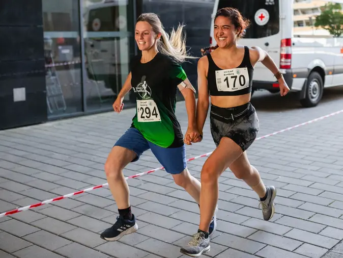 Zwei Läuferinnen beim Zieleinlauf