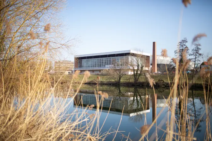 Das alte Hallenbad am Margaretendamm wird zum neuen Sportzentrum der Universität Bamberg umgebaut.