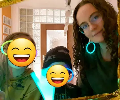 Preisträgerin mit ihren Kindern