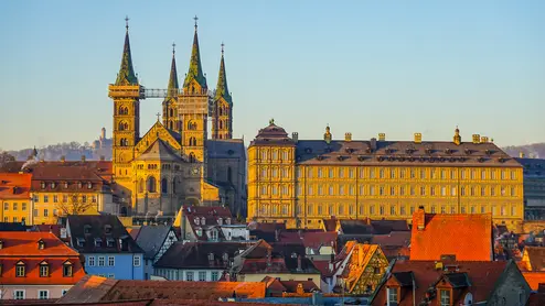 Sonnenaufgang und Blick auf Bamberger Residenz und Dom