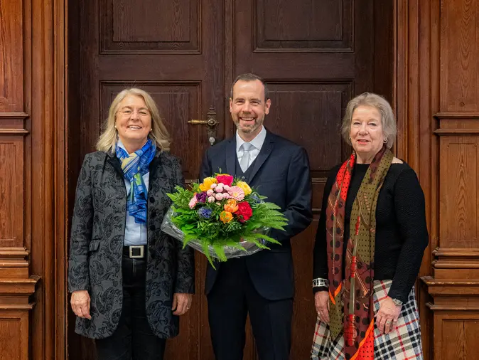 Der Universitätsrat hat Kai Fischbach für eine zweite Amtszeit gewählt. Die Vorsitzende des Gremiums Merith Niehuss (r.) gratulierte dem Universitätspräsidenten nach der Wahl gemeinsam mit der Kanzlerin der Universität Dagmar Steuer-Flieser (l.).
