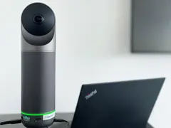 Kamera (Kandao Meeting Pro) angeschlossen an ein Laptop auf einem Pult.