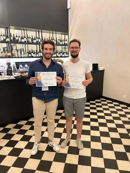 Harald Böhm erhält den Best Poster Award auf der DARE 2025