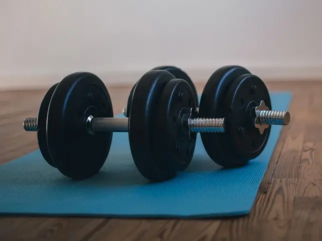 Hanteln auf einer Sportmatte