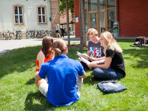 Studierende im Bamberger Burgershof Studierende draußen am Lernen