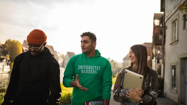 Studierende spazieren bei Klein Venedig und tauschen sich aus