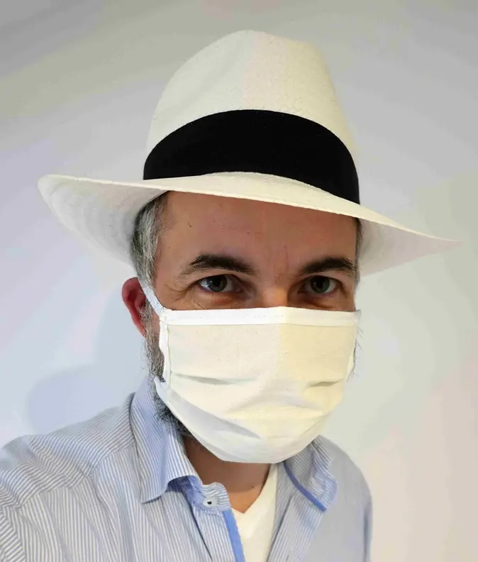 Claus-Christian Carbon mit Maske und Hut