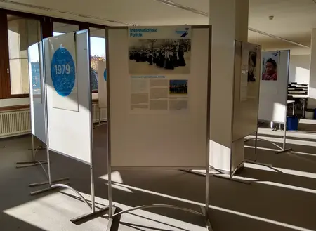 Blick auf die Ausstellung Weltpolitik ist keine Männersache mehr in der Teilbibliothek 3