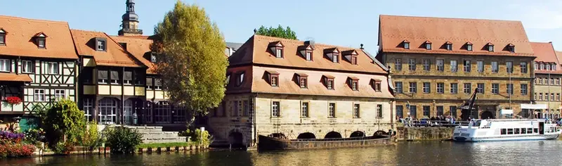 Blick von der Regnitz auf die Gebäude des Instituts für Geographie