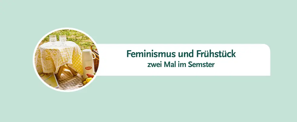 Zu sehen ist ein Banner mit helltürkisem Hintergrund für die Seite 'Feminismus und Frühstück'. In einem kleinen kreisrunden Bild sind Picknick-Utensilien zu sehen. Eine Picknickdecke mit weiß-braun kariertem Muster liegt auf dem Gras, darauf befinden sich ein Buch, Obst, eine Isolierflasche und ein Körbchen. Auf der Decke steht ein kleiner Tisch mit zwei Gläsern und einer gelben Tischdecke.