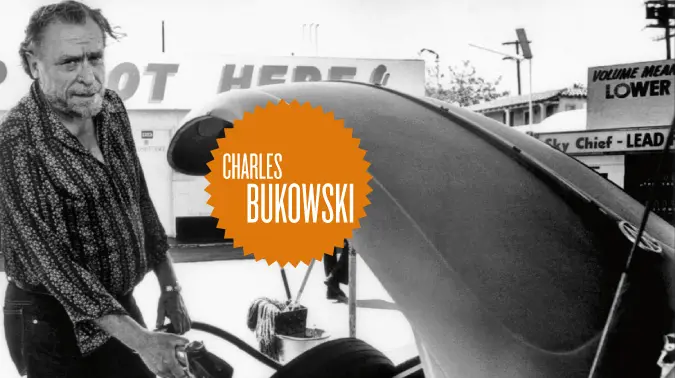 Der US-amerikanische Dichter und Schriftsteller Charles Bukowski an offener Motorhaube bei Reparatur eines Autos