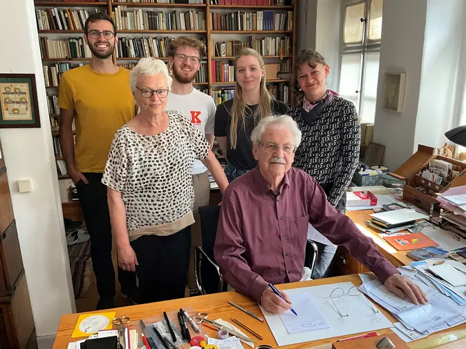 Studierende mit Professorin Heidrun Alzheimer und Paul Maar