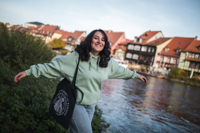 Eine Studentin schlendert in "Klein Venedig", einer ehemaligen Fischersiedlung in der Bamberger Inselstadt.