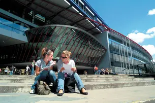 Studierende vor dem Resowi-Gebäude