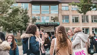 Studierende vor dem Eingang der Feki versammelt