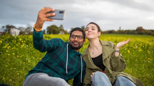 Studierende auf einer Frühlingswiese in Bamberg