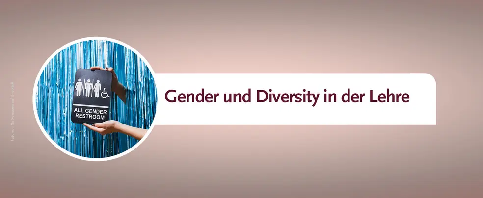 Zu sehen ist ein Banner für die Startseite über 'Gender und Diversity in der Lehre'. In einem kreisrunden Bildausschnitt präsentiert eine Hand ein All-Gender-Toiletten- und Menschen-mit Behinderung-Schild vor einem glitzernden blauen Vorhang. 