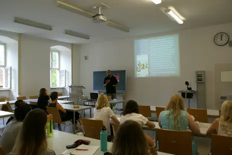 Cedric Essi answering questions from students in the seminar "African American and Afro German Literature and Culture".