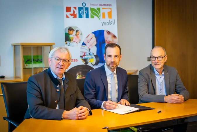 Landrat Johann Kalb, Universitätspräsident Prof. Dr. Kai Fischbach und iSo-Vorsitzender Lothar Riemer besiegeln die Zusammenarbeit im Projekt MINT mobil.