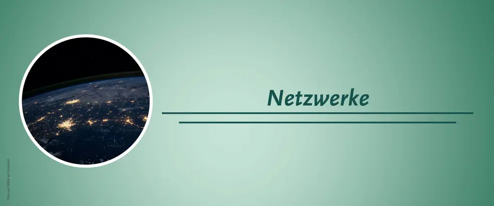 Zu sehen ist ein Banner mit grünem Hintergrund für die Seite der Netzwerke. In einem kreisrunden Bild ist die Erde bei Nacht aus dem Weltall zu sehen. Auf der dunklen Oberfläche sind zahlreiche leuchtende Punkte zu erkennen, die vermutlich Städte oder Ballungszentren darstellen. Der obere Rand des Bildes zeigt die leicht gebogene Atmosphäre der Erde, die von einem dunklen Sternenhimmel umgeben ist. 