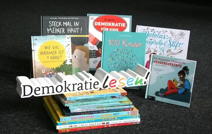 Eine Sammlung an gestapelten Kinderbüchern zum Thema "Demokratie"