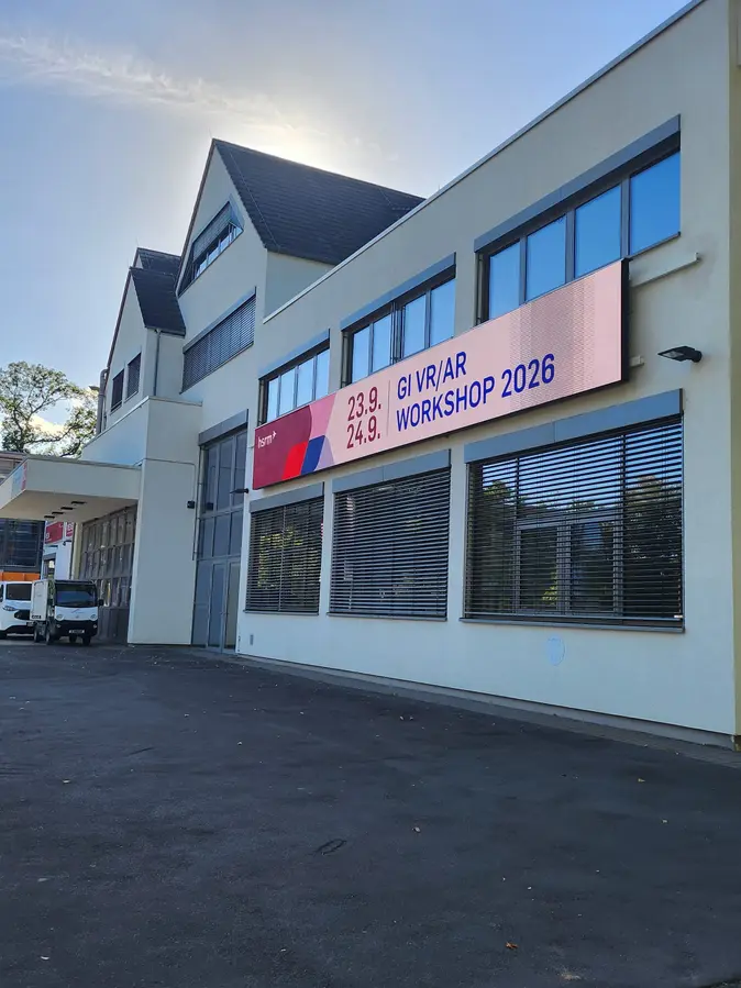 Gebäude der Hochschule RheinMain mit Banner zum GI VR/AR Workshop 2026
