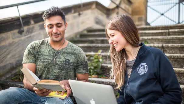 Studierende lernen draußen gemeinsam