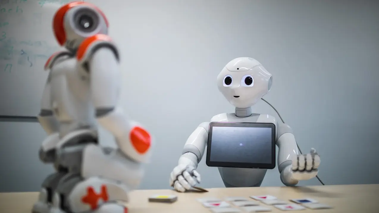 zwei Roboter spielen an der Uni Bamberg ein Spiel