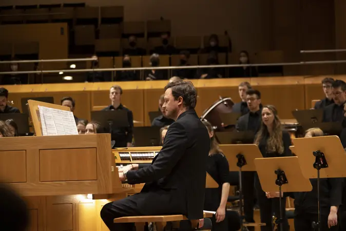 Martin Gál an Orgel