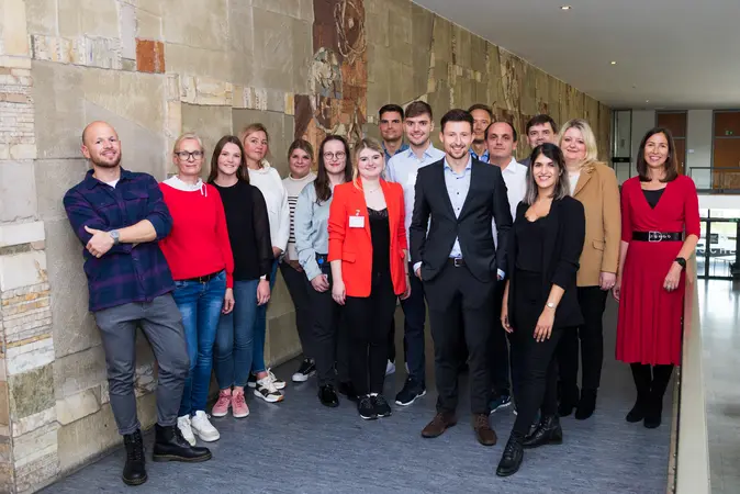 Gruppenfoto von zwölf Studierenden, die ihren Weiterbildungsmaster Steuerberatung beginnen, und ihren Betreuern 