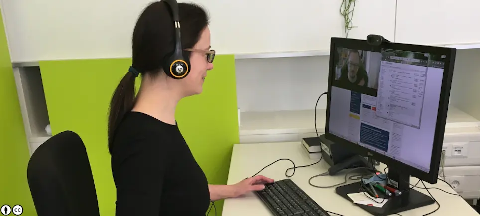 Bibliotheksmitarbeiterin bei einem Videogespräch mit einem Nutzer