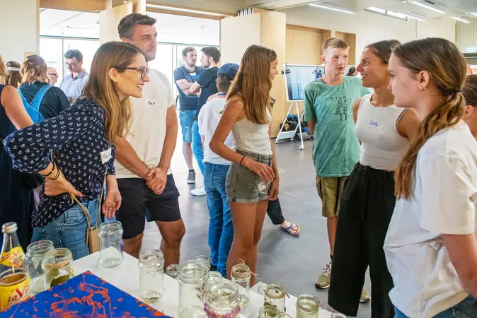 Bereits 2023 stellten Schülerinnen und Schüler bei einem Markttag ihre Produkte und Dienstleistungen vor.