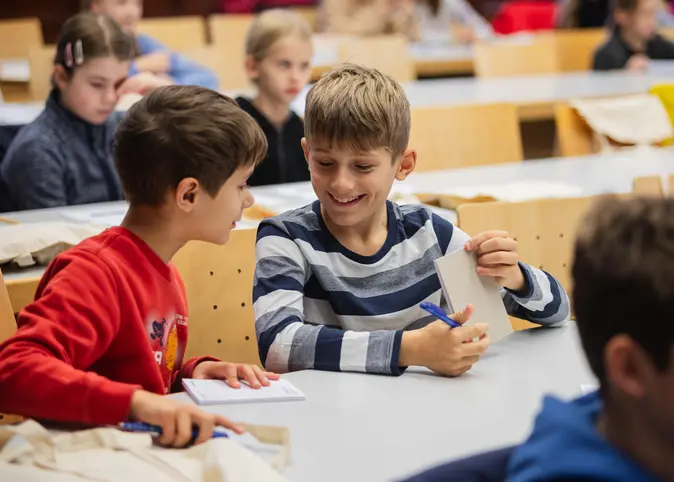 Kinder an Tisch