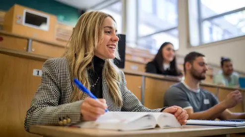 Studierende sitzen im Hörsaal der Uni Bamberg