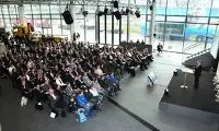 Foto zeigt das zahlreiche Publikum beim MINT-Tag im MAN-Forum München.